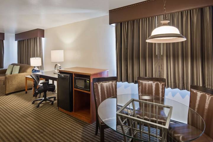 Room 5 of 9