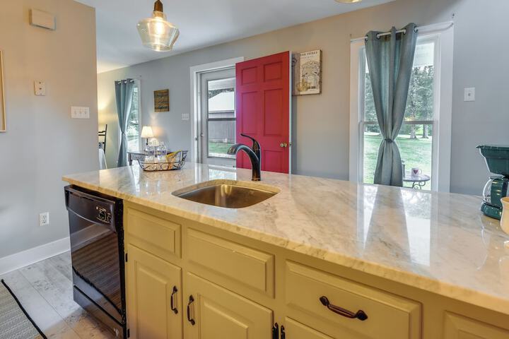 Tranquil Cottage in Virginia Countryside w / Pond!