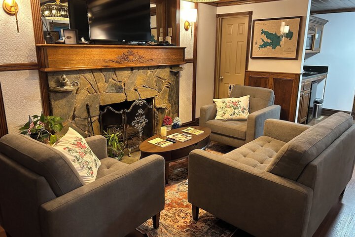 Arrowhead Lake Inn