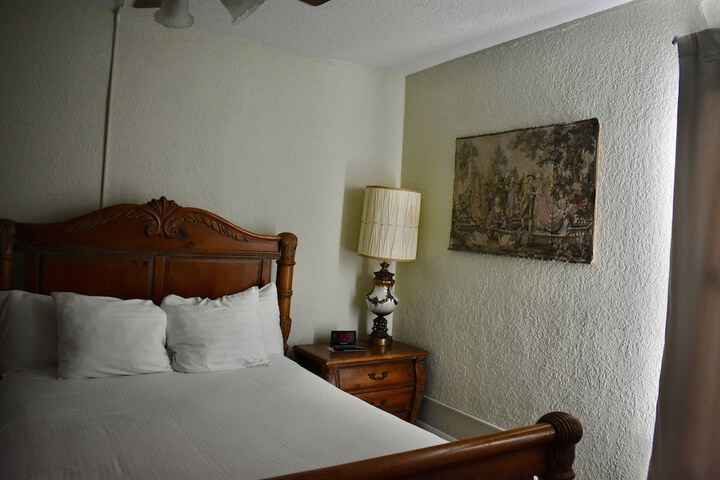 Room 15 of 104