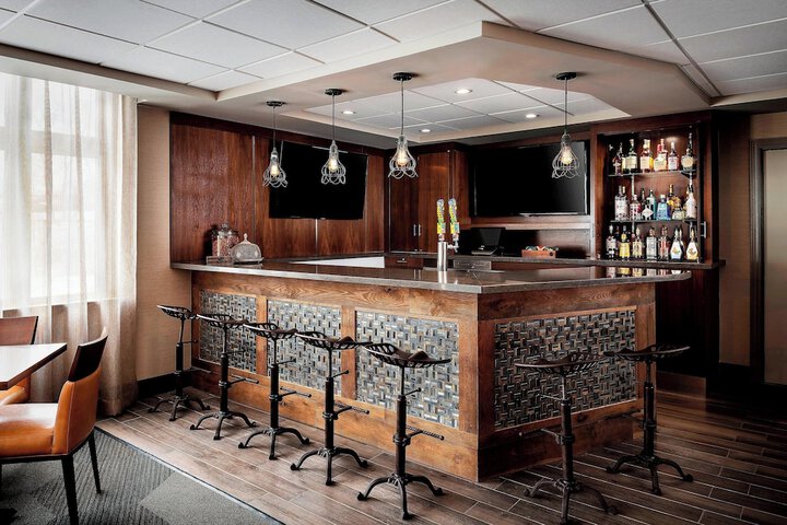 Lounge 62 of 67