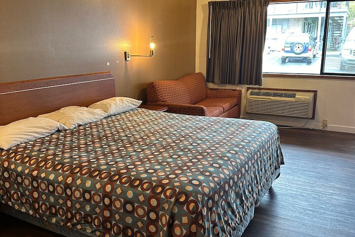 Room 10 of 18