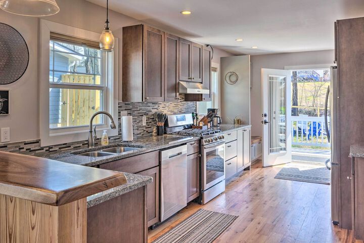 Downtown Brevard Retreat With Fire Pit & Deck!