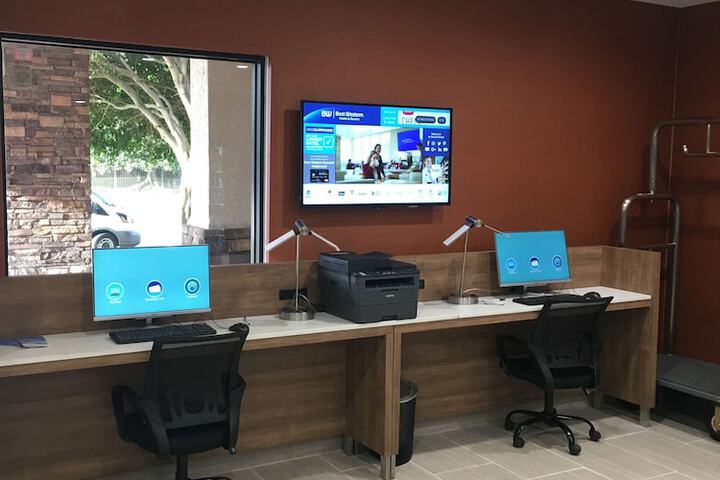 Business Center 27 of 28