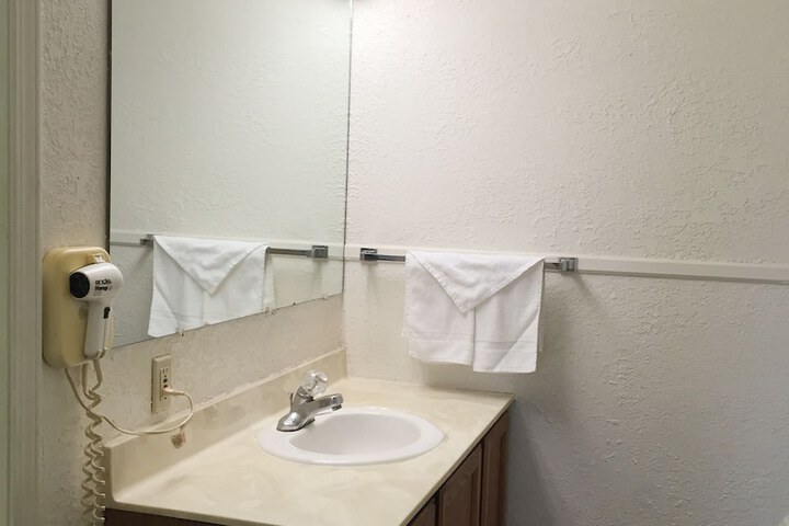 Room 17 of 27