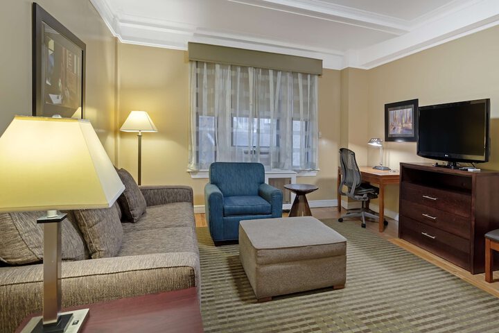Room 32 of 82