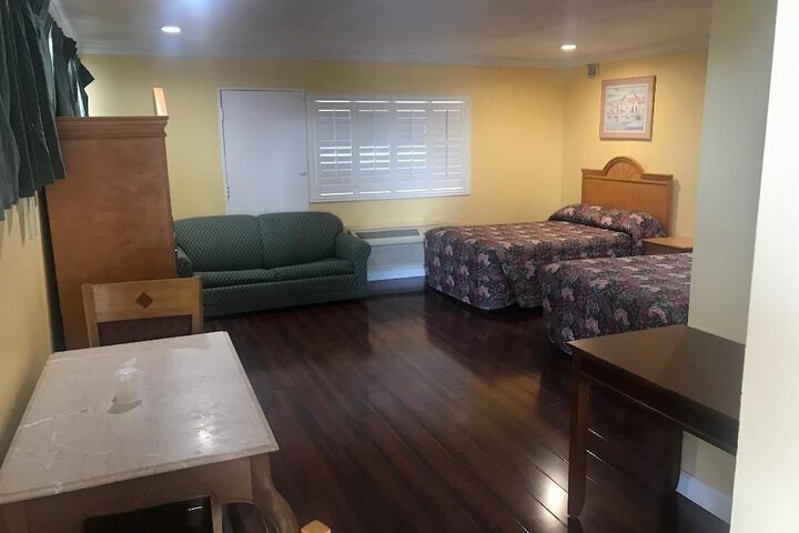 Room 6 of 17