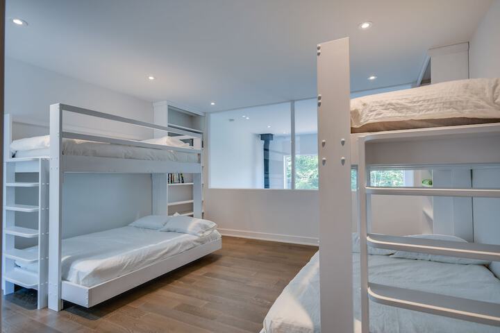 Room 74 of 325