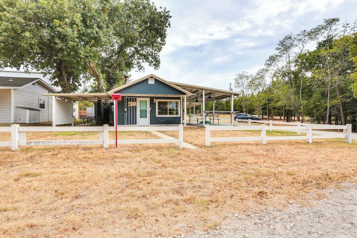 Kingston Cabin Rental: Walk to Lake Texoma Beaches