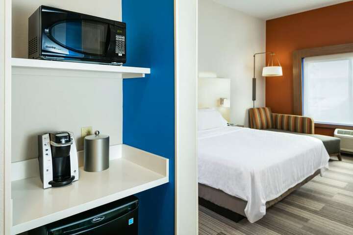 Holiday Inn Express & Suites Medford by IHG