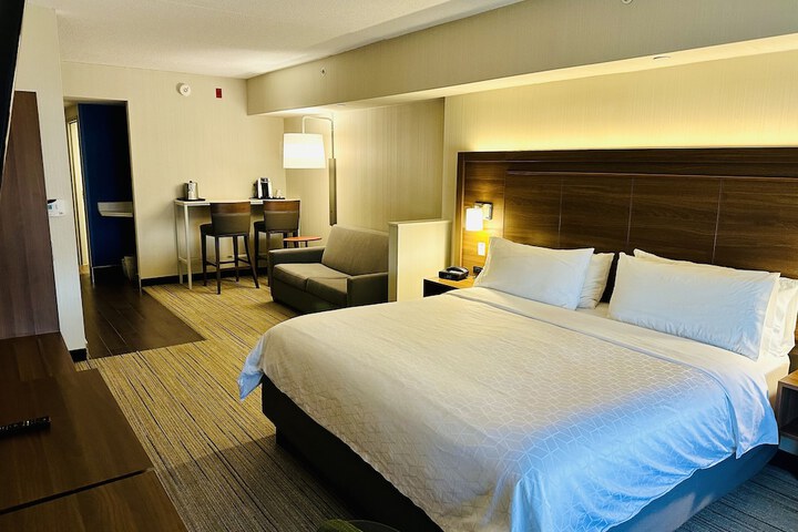 Room 13 of 30