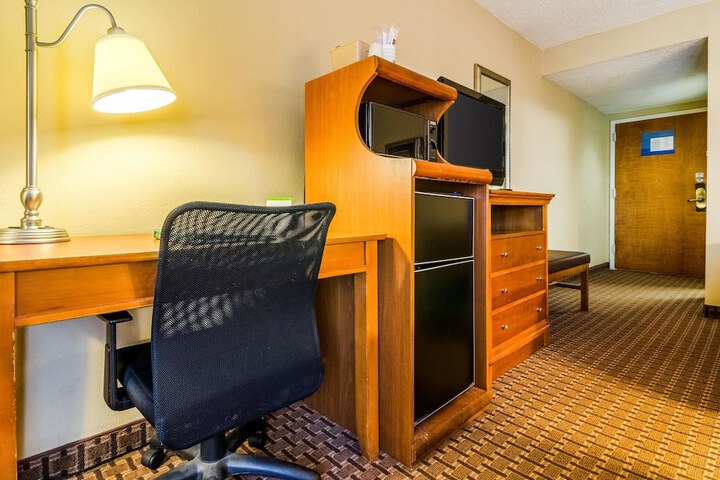 Room 11 of 32