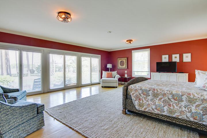 Waterfront Cambridge Gem w / Hot Tub Pool & Dock!