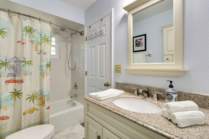 Walk to Lakes! Tropical Escape in Mount Dora
