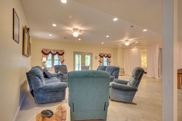 Family-friendly Retreat w / Deck in Cassville!