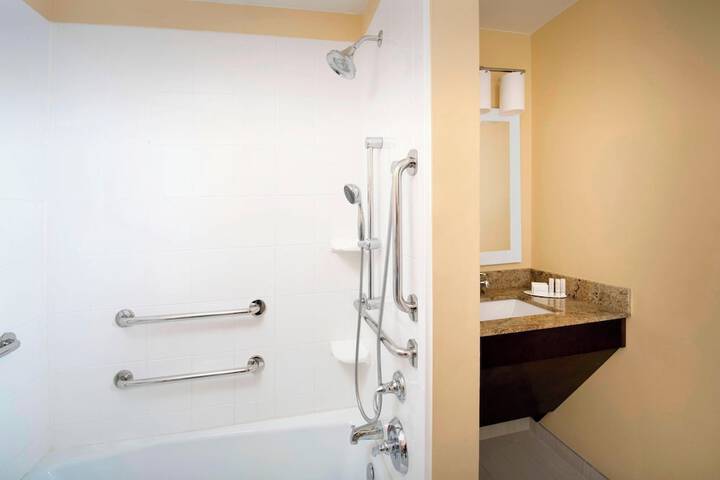 Room 15 of 28