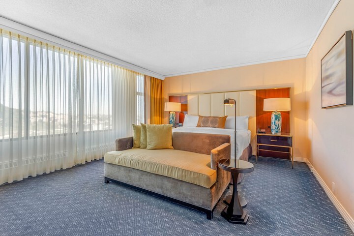 Room 33 of 76