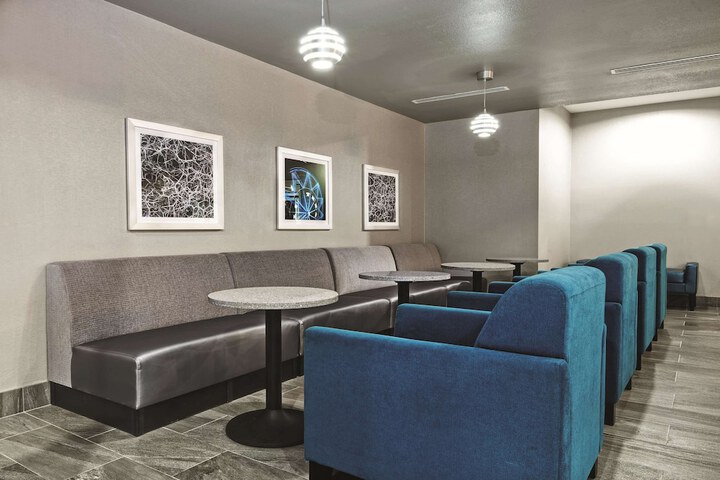 La Quinta Inn & Suites by Wyndham Victoria - South
