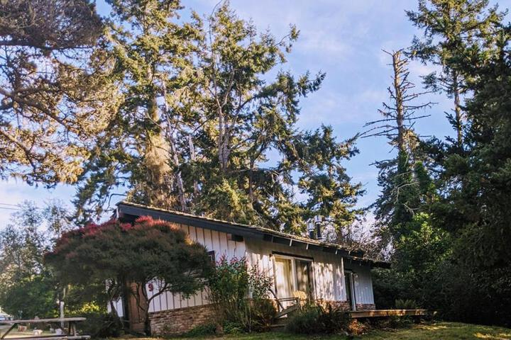 The Andiron Seaside Inn & Cabins