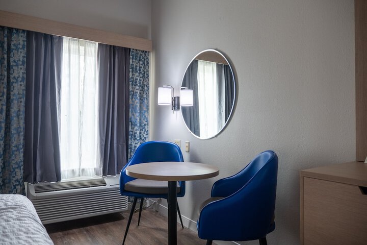 Days Inn & Suites by Wyndham Savannah North I-95