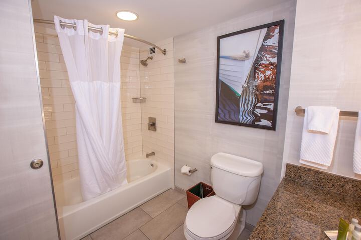 DoubleTree by Hilton Bay City - Riverfront