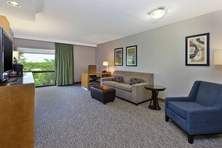 Room 10 of 32