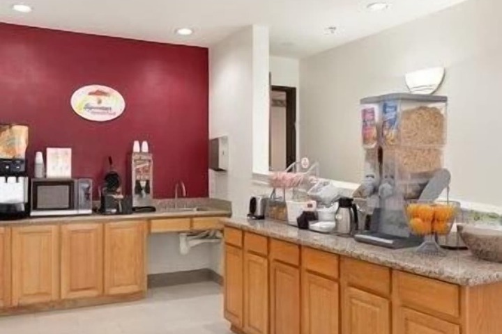 Super 8 by Wyndham Garland / Rowlett/East Dallas Area