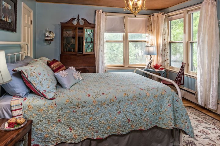 Silver Heart Inn and Cottages
