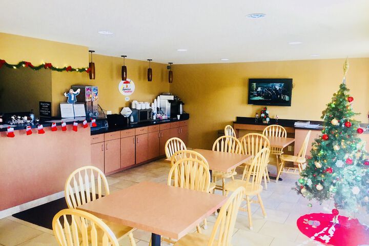 Super 8 by Wyndham Radcliff Ft. Knox Area