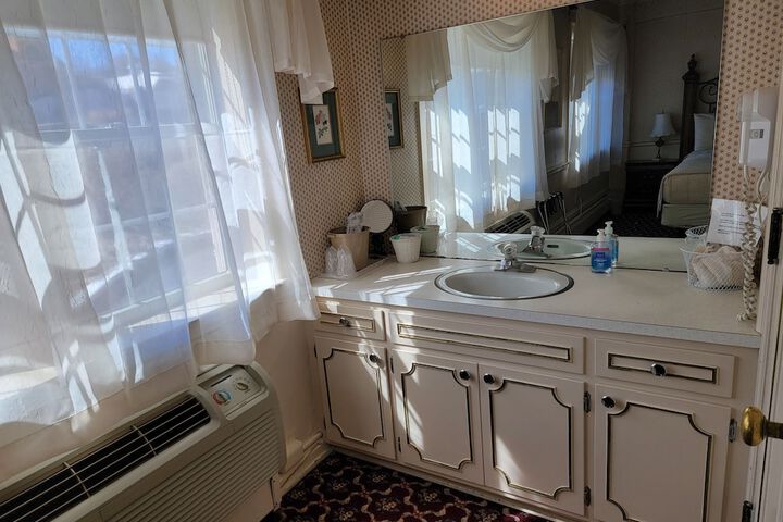 Room 107 of 208