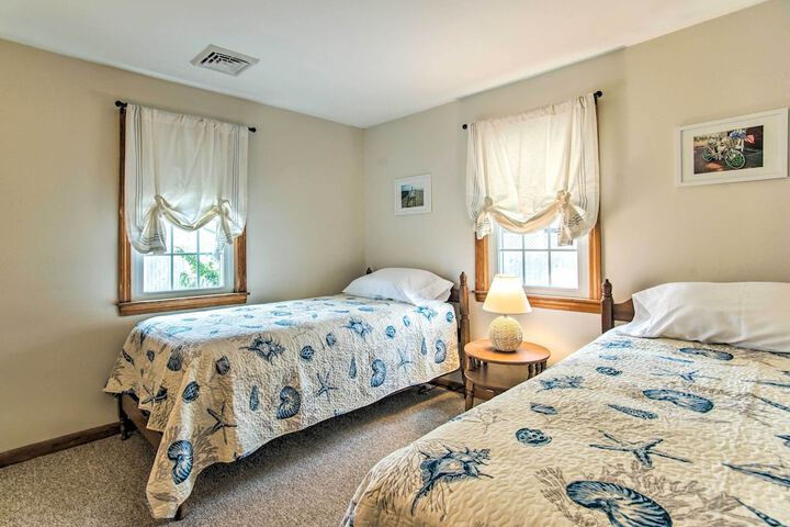 Traditional Cape Cod Cottage: Walk to Beach!