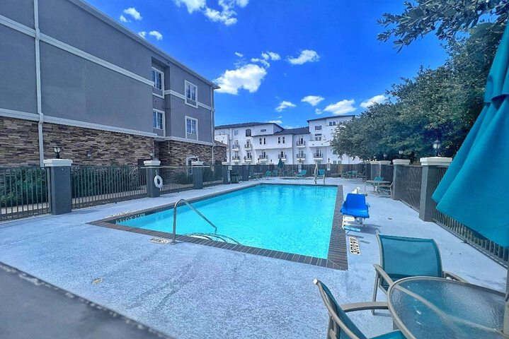 Pool 4 of 28