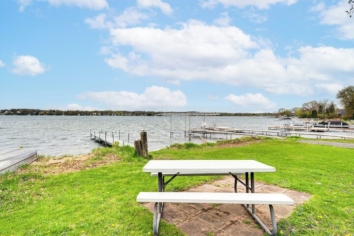 Twin Lakes Cottage: Walk to Elizabeth Lake!