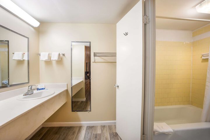 Room 30 of 34
