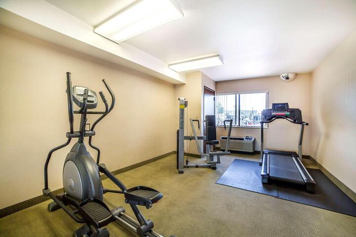 Econo Lodge Inn & Suites