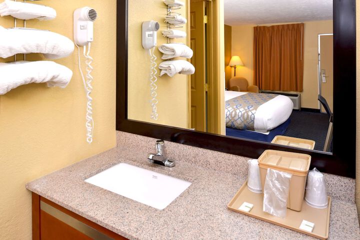 Room 25 of 28