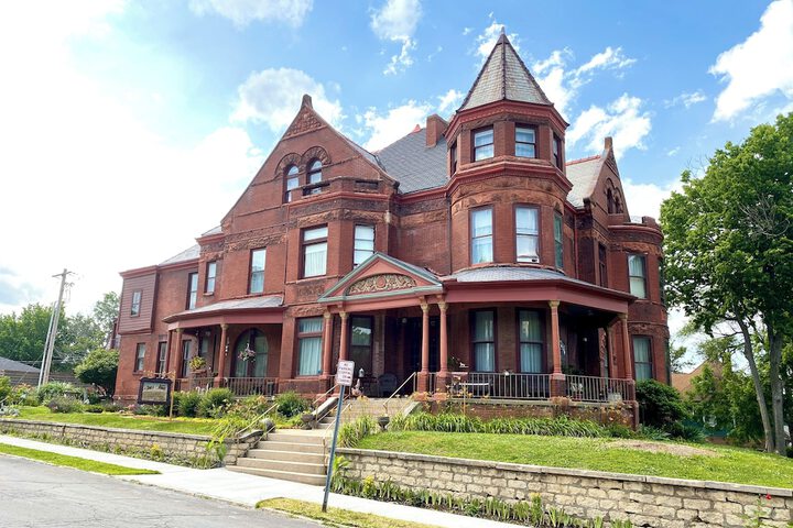 Vineyard Mansion & Carriage House Bed & Breakfast