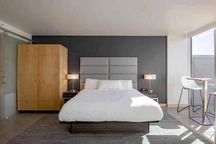 hotelVetro Iowa City Tapestry Collection by Hilton
