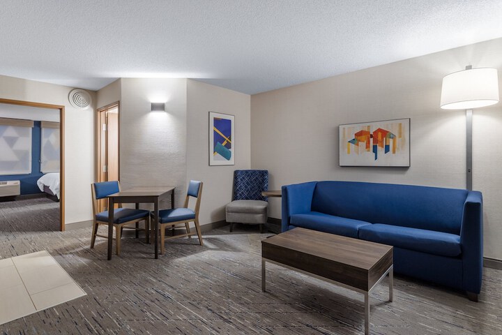 Holiday Inn Express & Suites Vadnais Heights by IHG