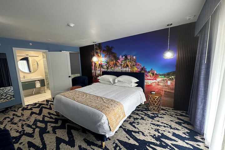 Lighthouse Inn & Suites