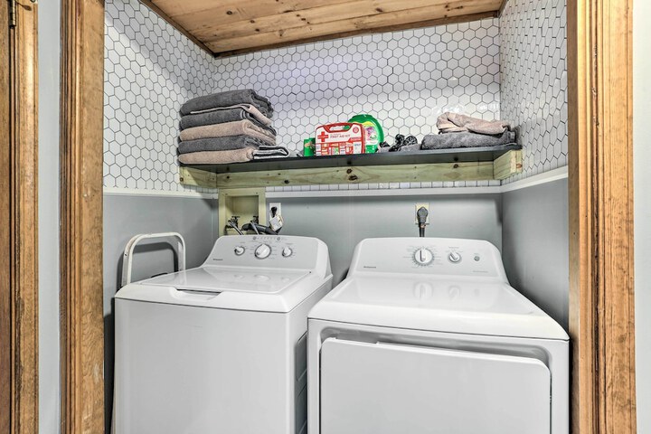 4 Mi to Tubing: Cozy Bushkill Cabin w / Deck!