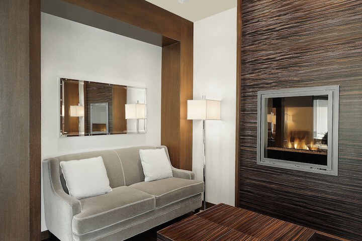 Lounge 86 of 100