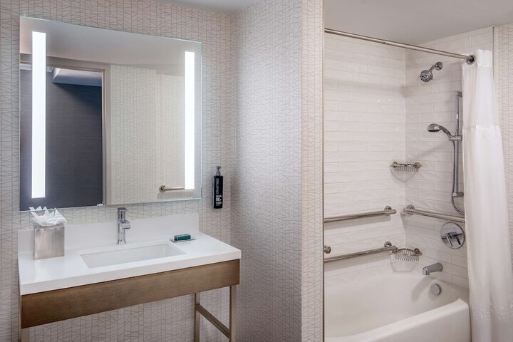 DoubleTree by Hilton Chicago - North Shore Conference Center