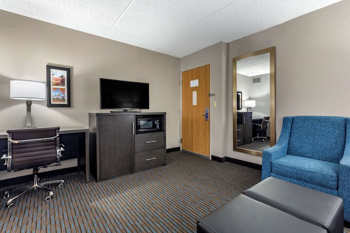 Room 11 of 33