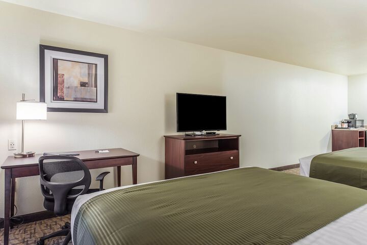 Cobblestone Hotel & Suites - Hutchinson