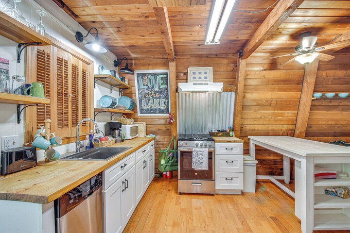 Pet-friendly Lavonia Cabin Walk to Lake Hartwell!