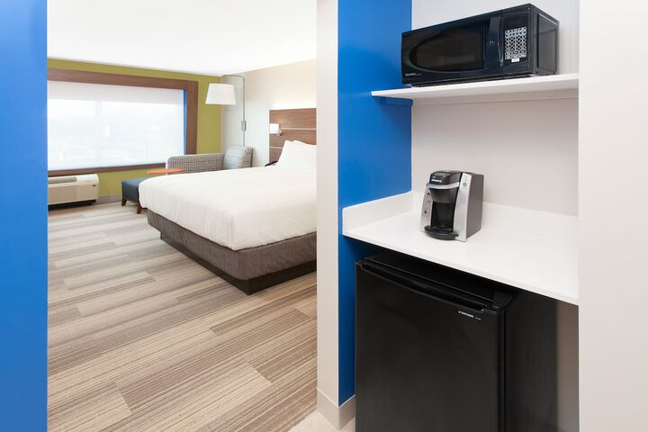Holiday Inn Express and Suites Detroit / Sterling Heights by IHG