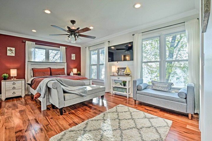 Lakefront Home w / Game Room Theater & Dock!