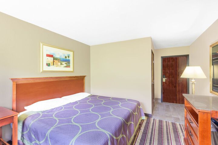 Super 8 by Wyndham Tilton / Lake Winnipesaukee