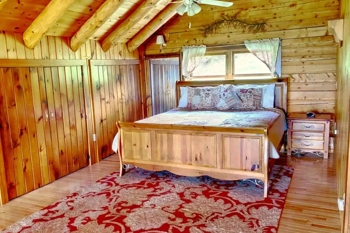 Majestic Vista Mountainside Cabin